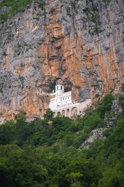 mosteiro ostrog, montenegro - ostrog - fotografias e filmes do acervo