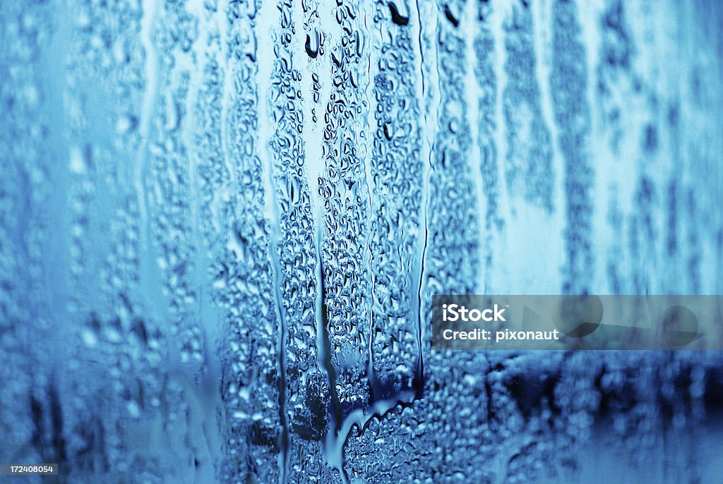 Gocce d'acqua su un finestrino - Foto stock royalty-free di Acqua