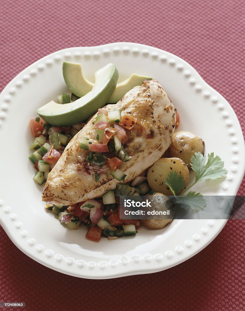 Aliment sans la peau du blanc de poulet avec de l'avocat - Photo de Aliment libre de droits