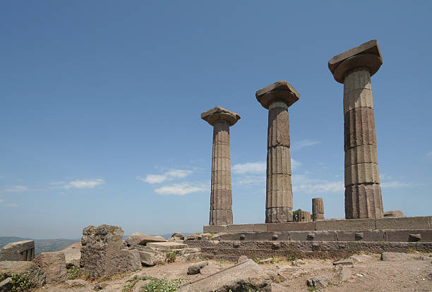 tre colonne greche - ayvacık foto e immagini stock