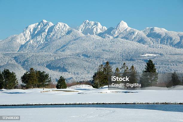 Photo libre de droit de Paysage De Montagne Dhiver banque d'images et plus d'images libres de droit de Blanc - Blanc, Bleu, Chaîne de montagnes