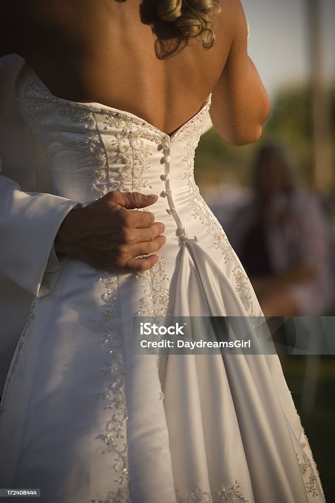 Невеста и жених Обнимать, танцы на солнечный свет - Стоковые фото Белый роялти-фри
