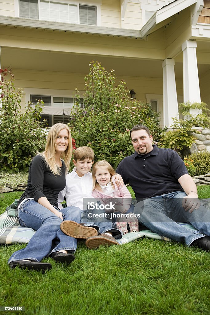 Família de quatro em casa na frente Quintal - Royalty-free Adulto Foto de stock