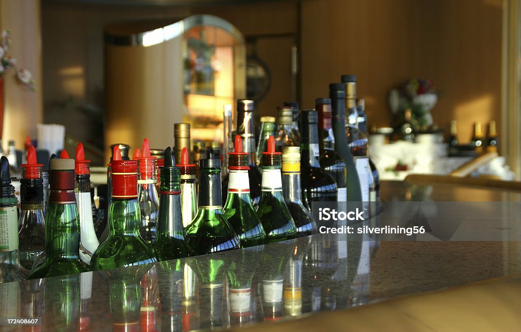 Bar e bottiglie - Foto stock royalty-free di Bar