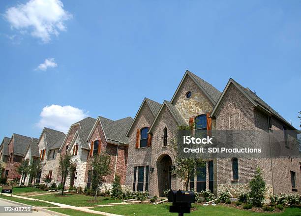 Foto de Fileira De Novas Casas É Vendido e mais fotos de stock de Texas - Texas, Edifício residencial, Distrito Residencial