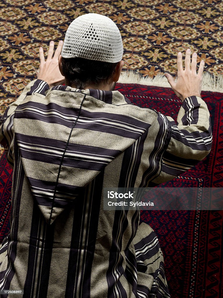 Uomo musulmano che prega - Foto stock royalty-free di Adulto