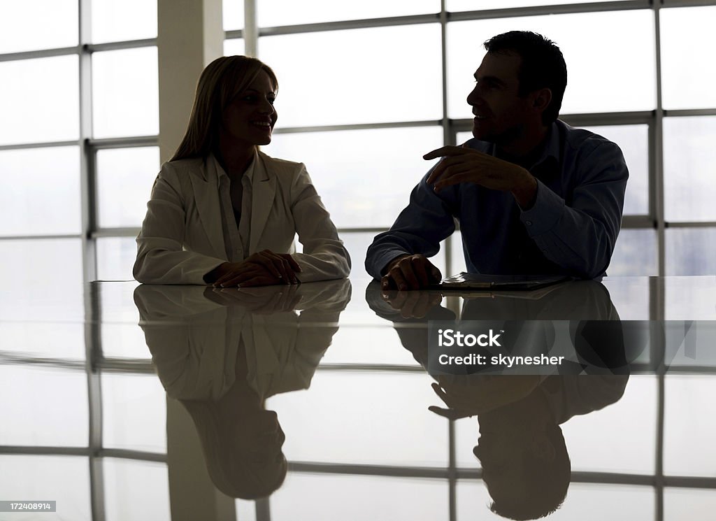 Silhouette von zwei Geschäftsleute. - Lizenzfrei Arbeitskollege Stock-Foto