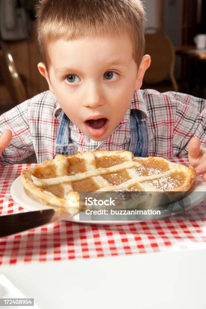 Das Kind Liebt Sugar Pie Stockfoto und mehr Bilder von Dessertpasteten - Dessertpasteten, Essen - Mund benutzen, Fotografie