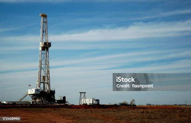 Poço De Petróleo 2 Horizontal - Fotografias de stock e mais imagens de Ao Ar Livre - Ao Ar Livre, Campo Petrolífero, Cena Rural