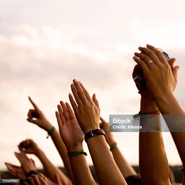 Концерт — стоковые фотографии и другие картинки Аплодировать - Аплодировать, Поднятая вверх рука - кисть руки, Закат солнца