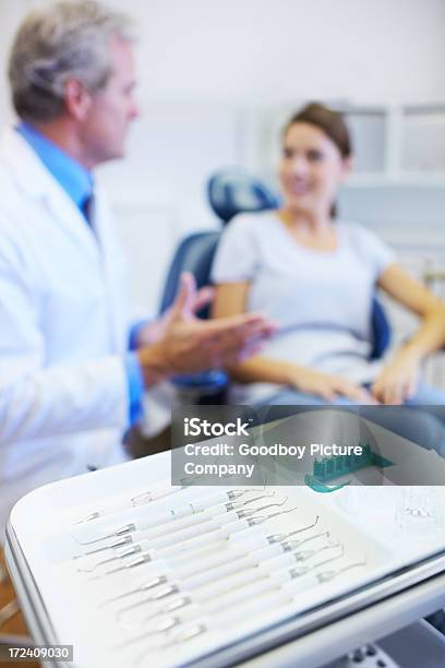Foto de Instrumentos De Odontologia e mais fotos de stock de Consultório Dentário - Consultório Dentário, Mulheres Maduras, Adulto