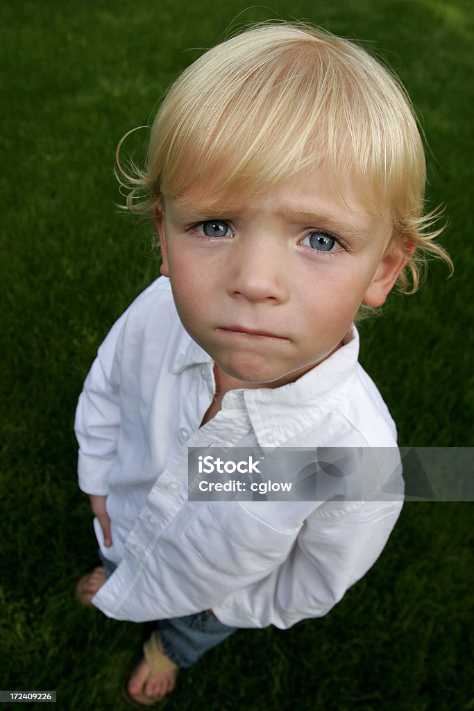 Niño mirando preocupado - Foto de stock de Adolescencia libre de derechos