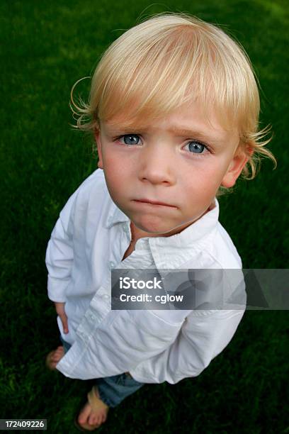 Niño Mirando Preocupado Foto de stock y más banco de imágenes de Adolescencia - Adolescencia, Adolescente, Adulto joven