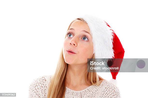 Süßes Kleines Mädchen Mit Santa Hut Nachschlagen Mit Copyspace Stockfoto und mehr Bilder von 14-15 Jahre