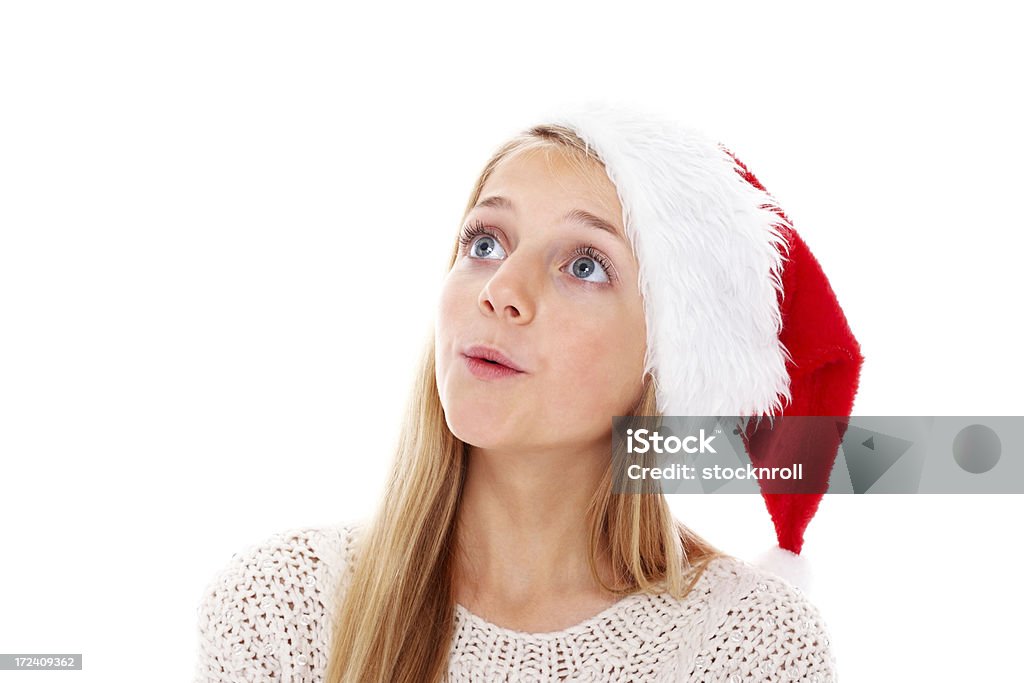 Adorabile bambina con Cappello da Babbo Natale alla ricerca presso copyspace - Foto stock royalty-free di 14-15 anni