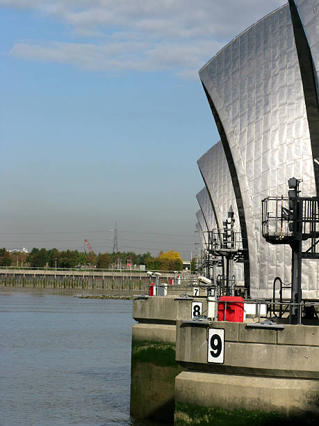 ロンドンテムズバリアー 2 - thames river thames barrier london england boundary ストックフォトと画像