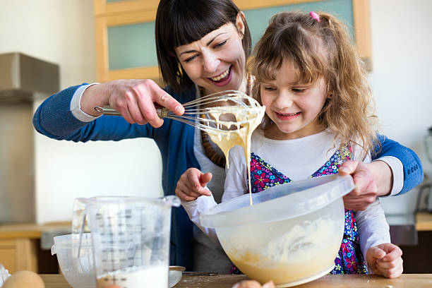 madre e hija cocinar juntos una tarta - family germany baking berlin germany fotografías e imágenes de stock