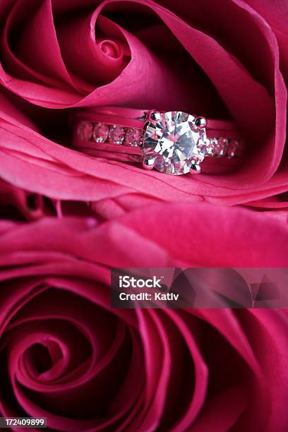 Anello Di Diamanti - Fotografie stock e altre immagini di Anello di fidanzamento - Anello di fidanzamento, Rosa - Fiore, Fidanzamento