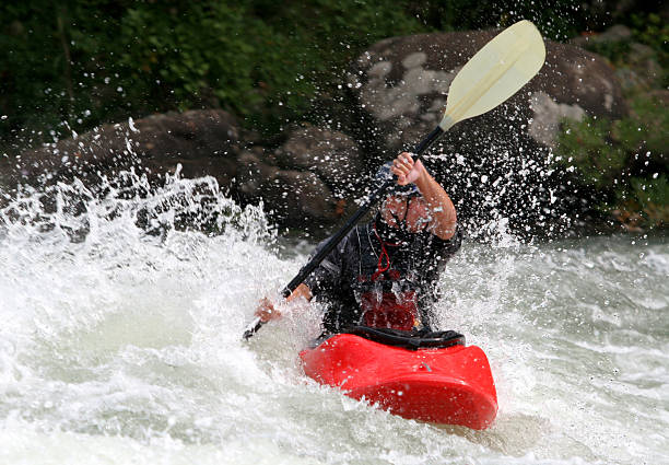 actividad de esparcimiento - kayaking white water atlanta river nature fotografías e imágenes de stock