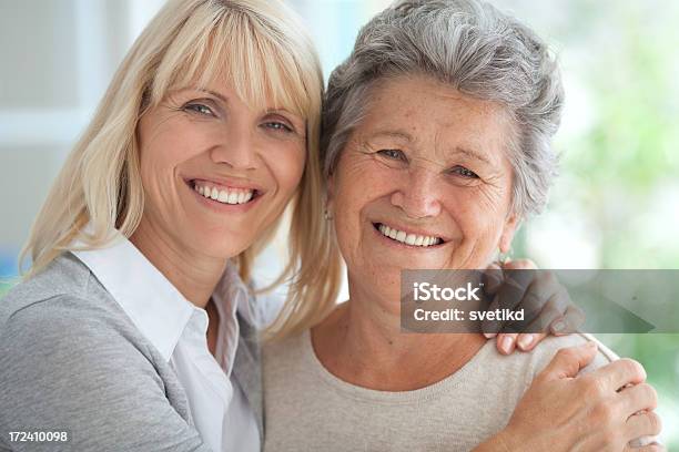 Mujer Abrazándose Su Madre Foto de stock y más banco de imágenes de 50-59 años - 50-59 años, 70-79 años, Abrazar