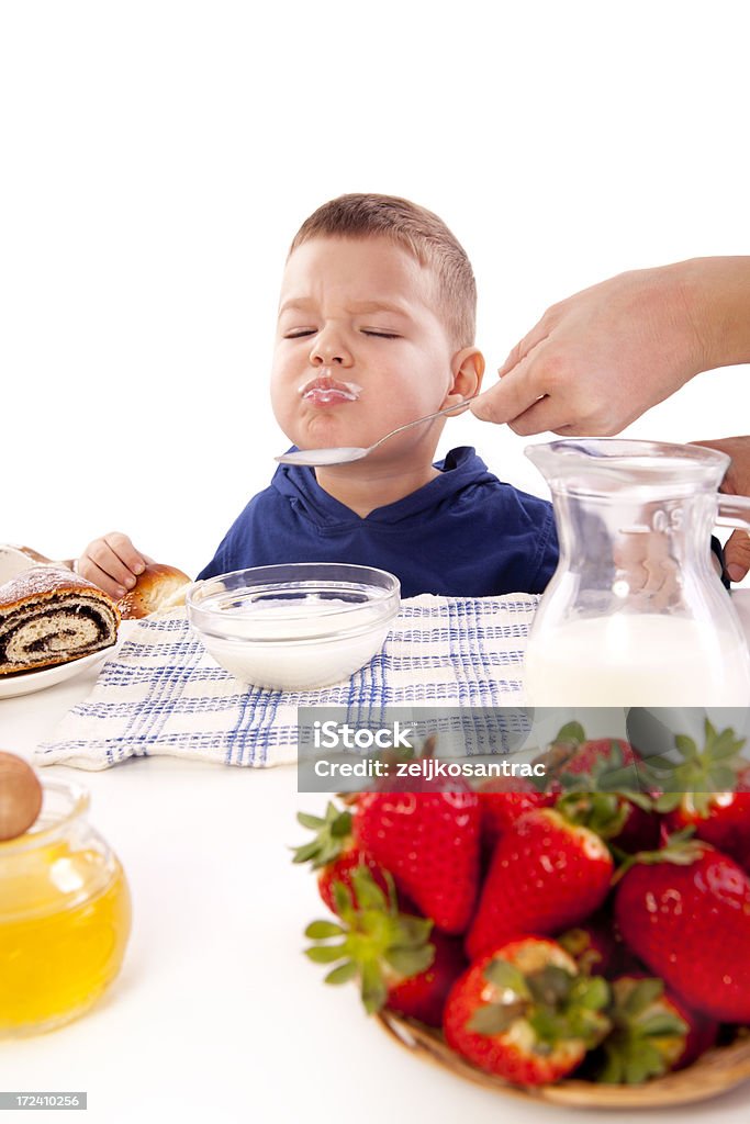 Petit garçon disliking repas - Photo de 2-3 ans libre de droits