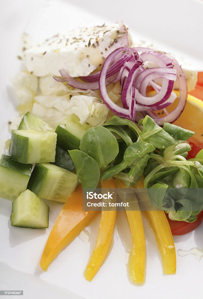 Teller mit Gemüse mit weißem Käse - Lizenzfrei Essen am Tisch Stock-Foto
