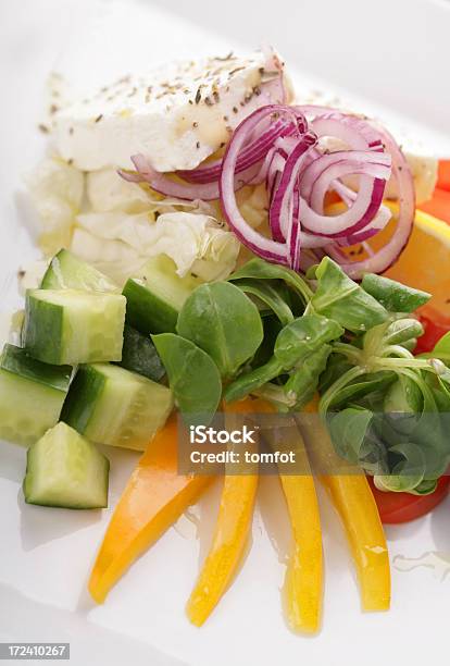 Teller Mit Gemüse Mit Weißem Käse Stockfoto und mehr Bilder von Essen am Tisch - Essen am Tisch, Essgeschirr, Feinschmecker-Essen
