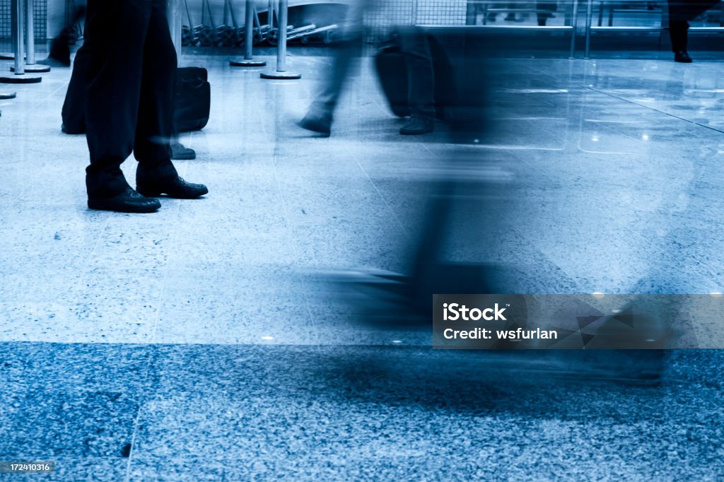 Passagiere gehen an einem Flughafen - Lizenzfrei Abschied Stock-Foto