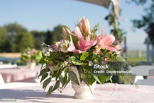 Decoración Con Flores Foto de stock y más banco de imágenes de Fiesta de jardín - Fiesta de jardín, Rosa - Color, Acontecimiento