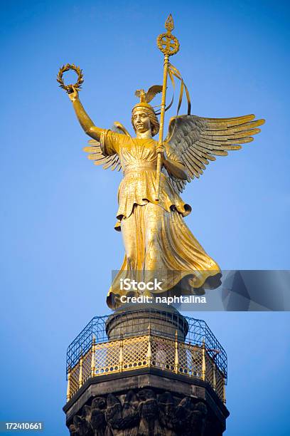 Anjo Da Vitória - Fotografias de stock e mais imagens de Coroa de Louro - Coroa de Louro, Dourado - Cores, Ouro - Metal
