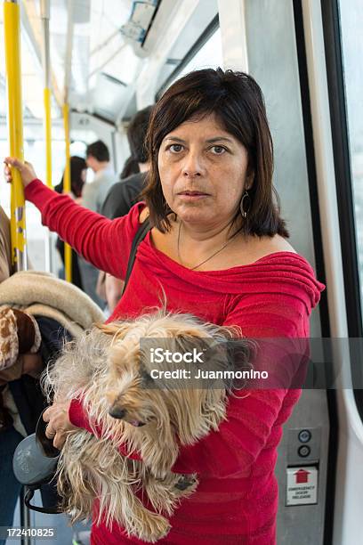 Hispanic Frau Mit Ihrem Hund Stockfoto und mehr Bilder von 40-44 Jahre - 40-44 Jahre, Attraktive Frau, Dick