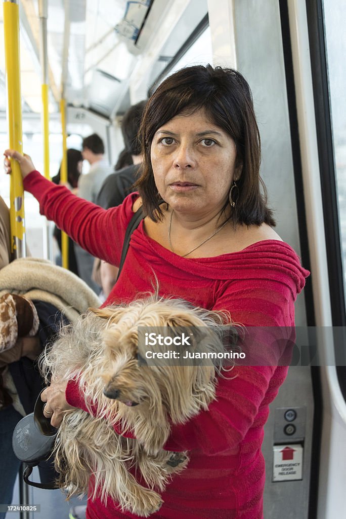Mulher hispânica com seu cachorro - Foto de stock de 40-44 anos royalty-free
