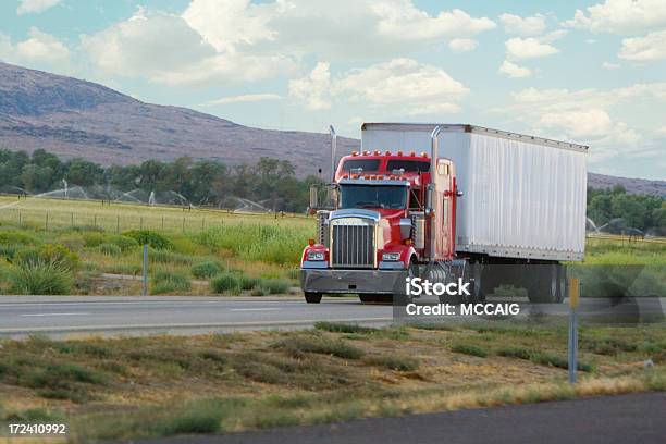 Semitruck Stockfoto und mehr Bilder von Lastzug - Lastzug, Fernverkehr, Rot