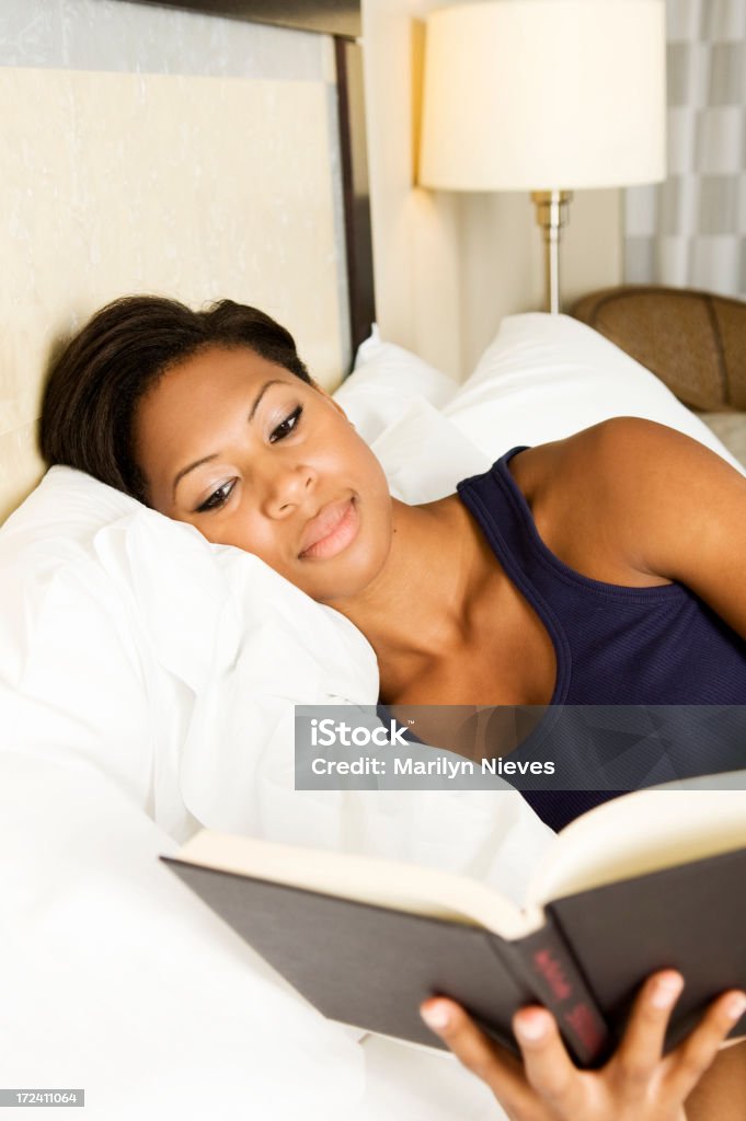 Leggere a letto - Foto stock royalty-free di Disinvolto