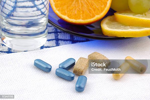 Breakfest Saudáveis Com Pílulas - Fotografias de stock e mais imagens de Alimentação Saudável - Alimentação Saudável, Amarelo, Azul
