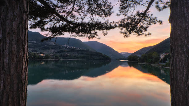 der caccamo-see bei sonnenuntergang - italian lake district stock-fotos und bilder