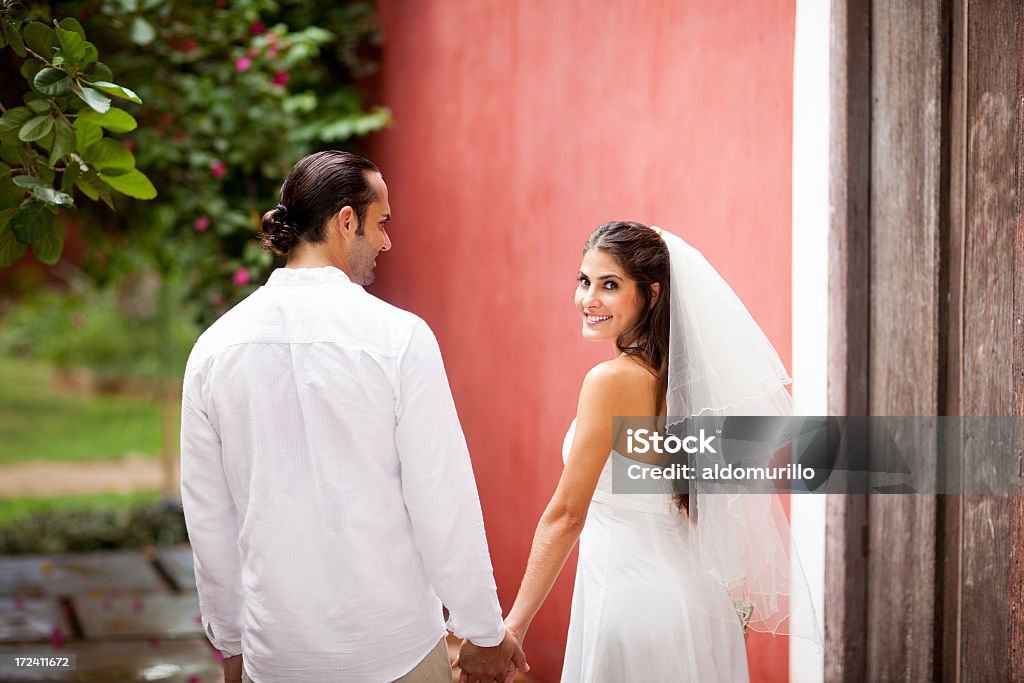 Boda Pareja caminando encantadores - Foto de stock de Boda libre de derechos