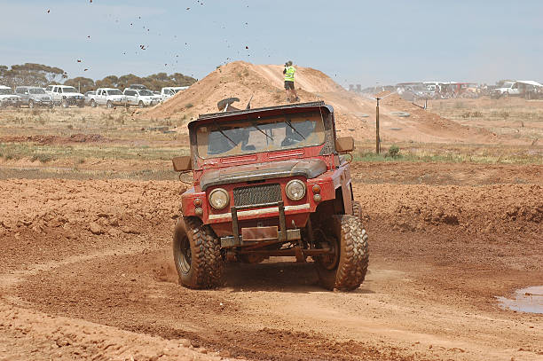 pequeno 4 x 4 de evento em fora de estrada - pick up truck red old 4x4 imagens e fotografias de stock