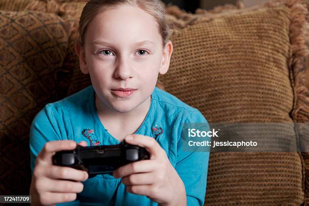 Sério Menina Jogar Jogos De Vídeo - Fotografias de stock e mais imagens de 10-11 Anos - 10-11 Anos, Atividade, Brand Name Video Game