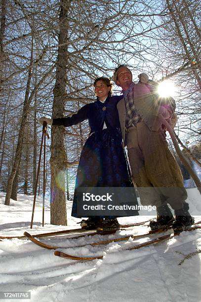 Homem Mulher Estilo Antigo - Fotografias de stock e mais imagens de Adulto - Adulto, Alpes Europeus, Antigo