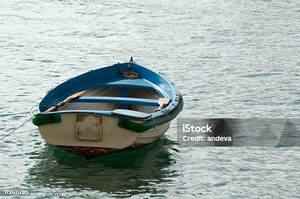 Photo libre de droit de Petit Bateau En Direction De La Mer banque d'images et plus d'images libres de droit de Eau - Eau, En bois, Poupe