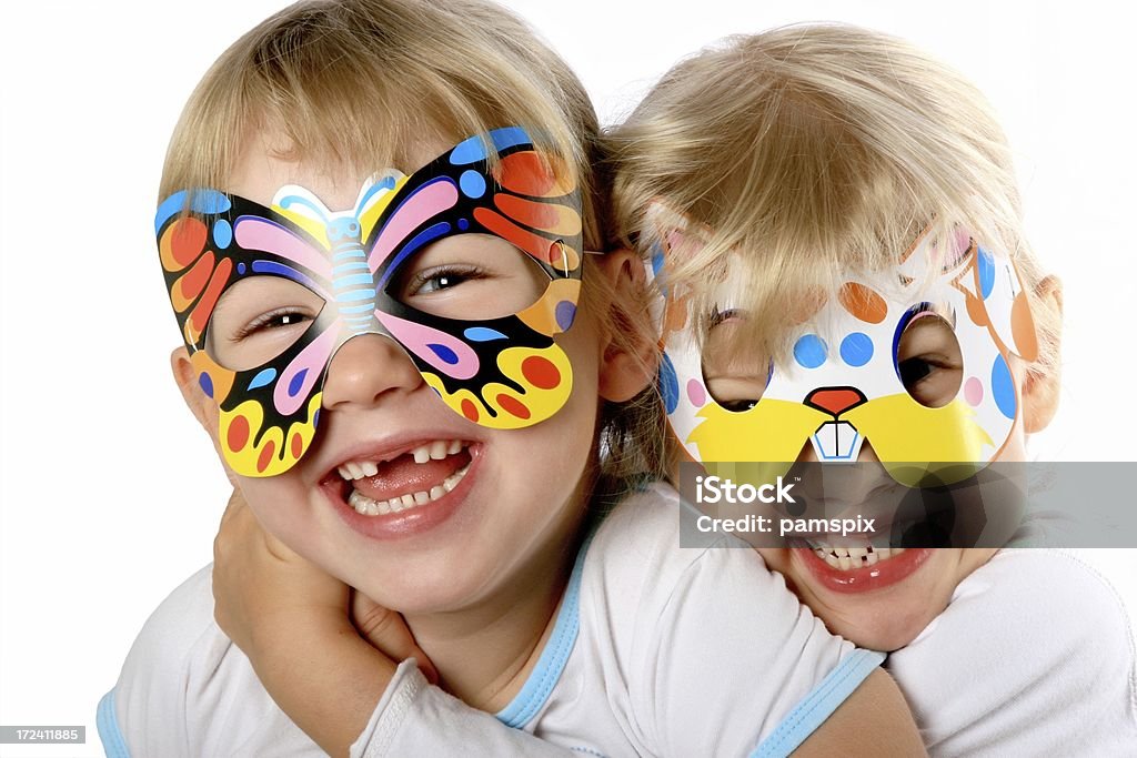 Duas meninas usando máscaras pouco Party - Foto de stock de 4-5 Anos royalty-free