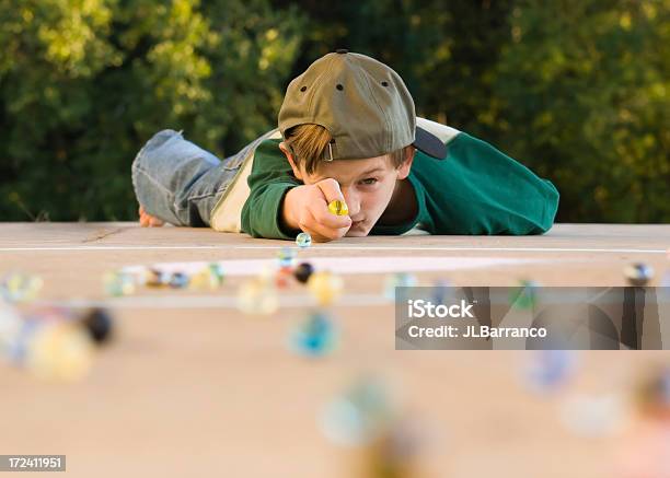 Jugando Para Mantiene Foto de stock y más banco de imágenes de Canicas - Canicas, Niño, Juguetón