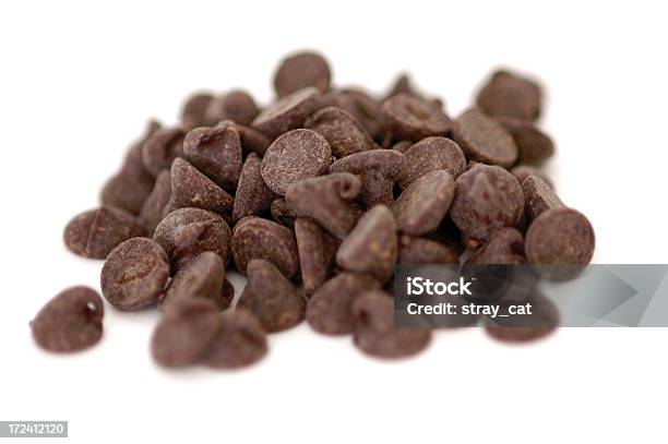 Chocolate Chips Em Macro - Fotografias de stock e mais imagens de Alimentação Não-saudável - Alimentação Não-saudável, Amontoar, Chocolate