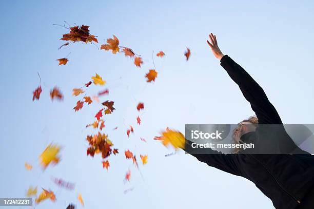 Outono Em Remoinho - Fotografias de stock e mais imagens de Mulheres - Mulheres, Só Uma Mulher, Cor preta