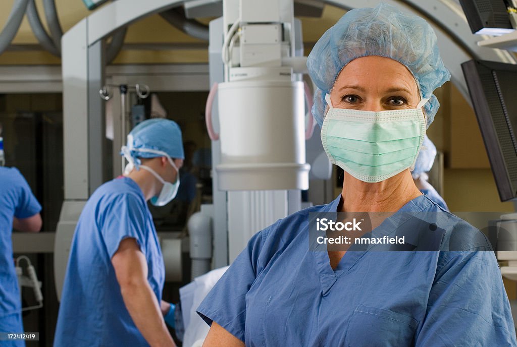 Affascinante medico - Foto stock royalty-free di Intervento chirurgico