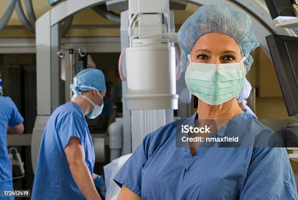 Affascinante Medico - Fotografie stock e altre immagini di Intervento chirurgico - Intervento chirurgico, Tecnico, 35-39 anni