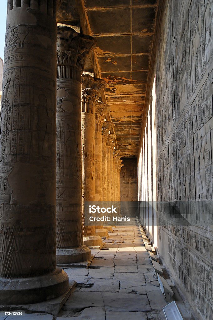 Edfú templo patio pilares - Foto de stock de Cultura egipcia libre de derechos