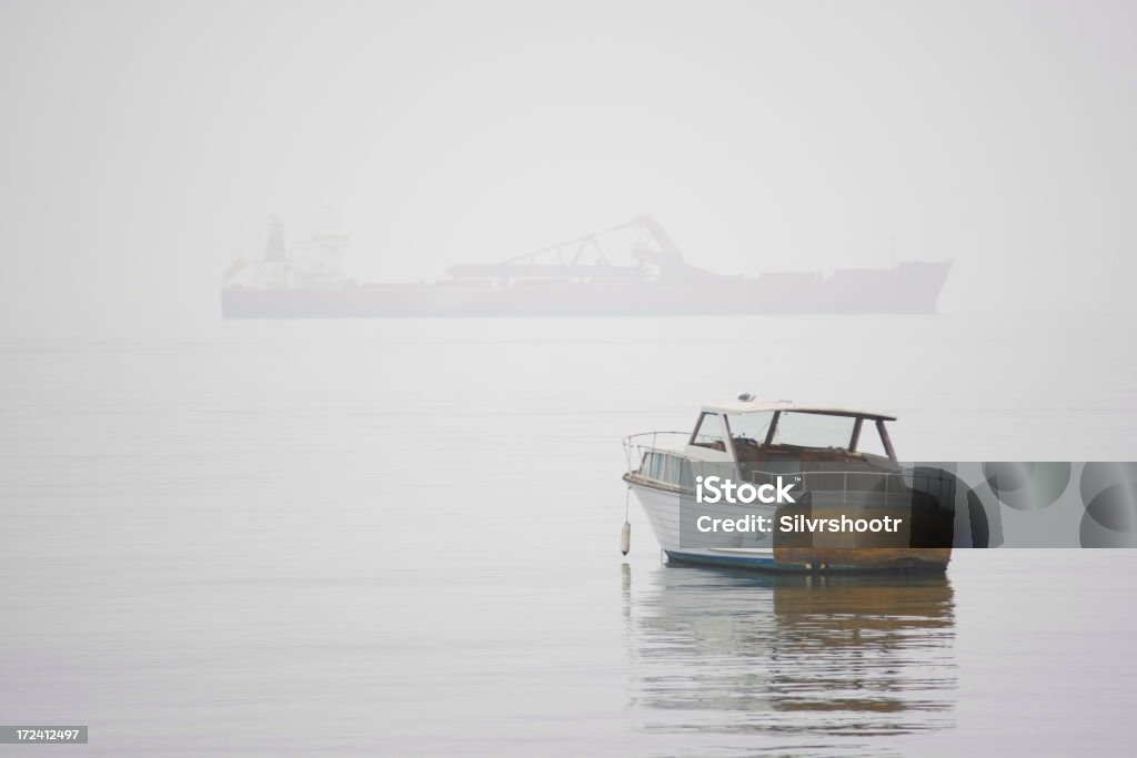 Abandonado en bote - Foto de stock de Abandonado libre de derechos