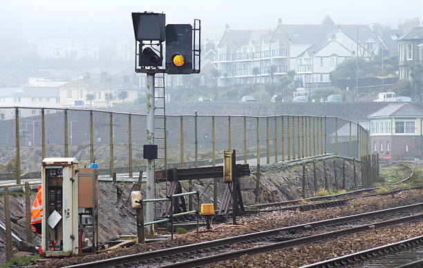 entretien de l'équipement ferroviaire de signalisation électrique - rail fence photos et images de collection